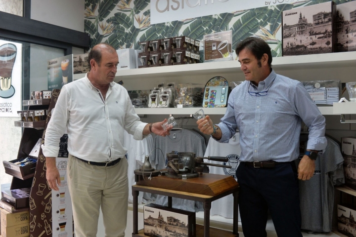 Café asiático de Cartagena (Murcia): José y Carlos Díaz Beltrán