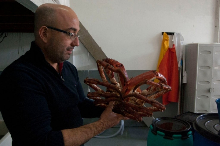 Roberto sostiene un gran centollo entre sus manos.