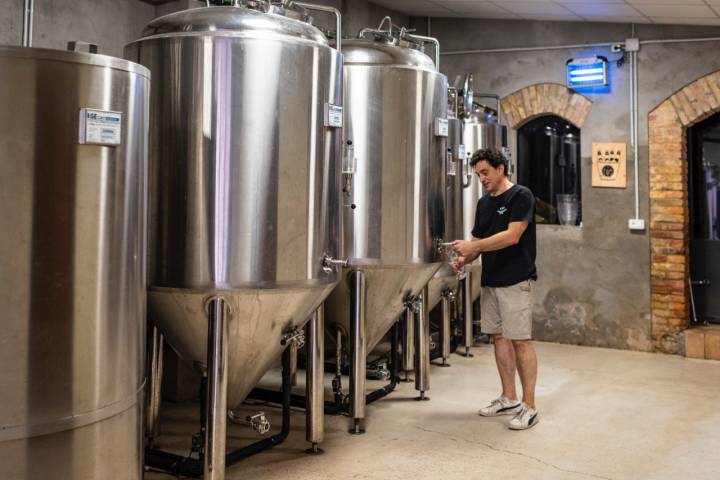 Los tanques de acero inoxidable donde elaboran la cerveza.
