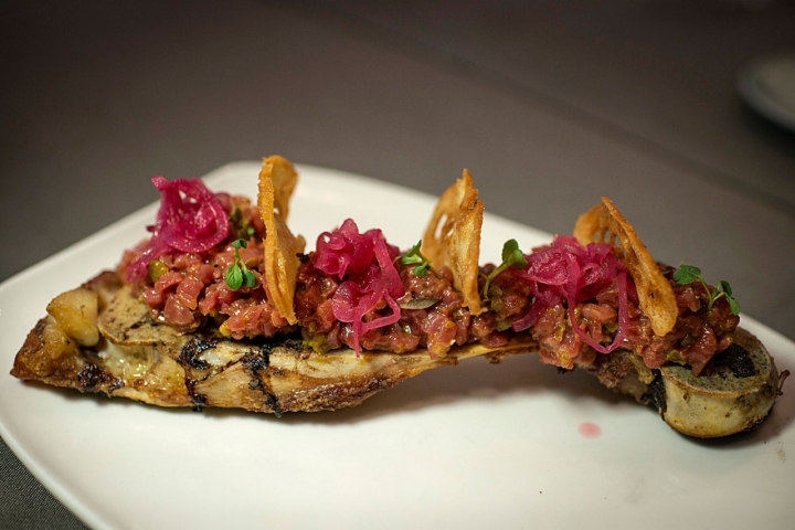 Steak tartar sobre tuétano de ternera