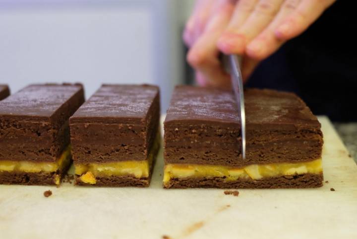 Dulces internacionales en Santa Eulalia: corte de la tarta Sacher