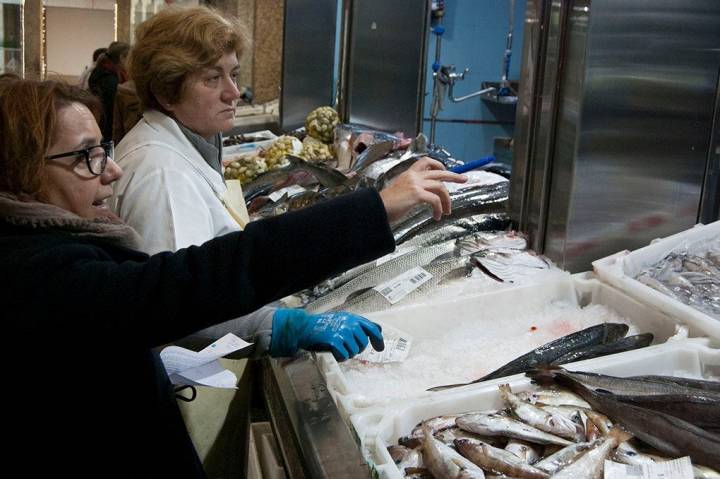 Marta elige el pescado que mandará a una clienta extremeña.