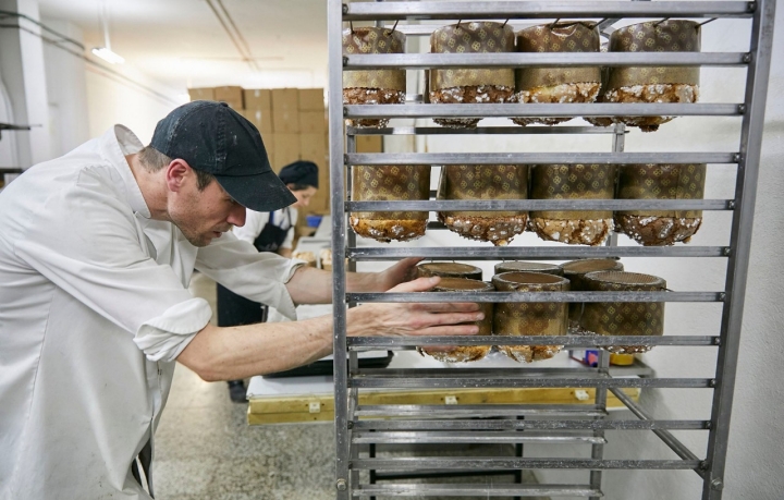 El panettone se enfría boca abajo.