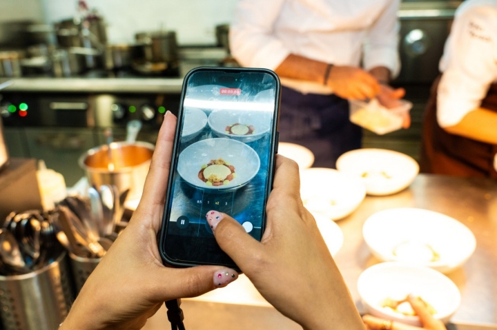 Haciendo una foto con el móvil a los platos