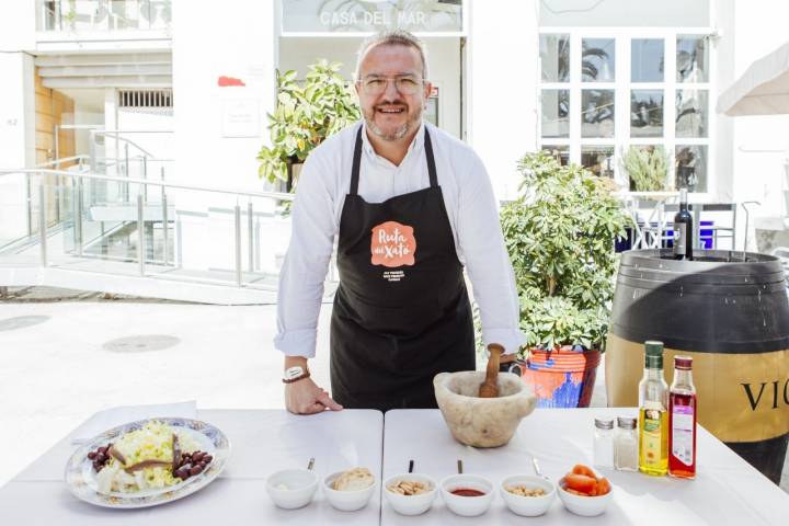 El cocinero Antonio Palacios listo para preparar el 'xató'.