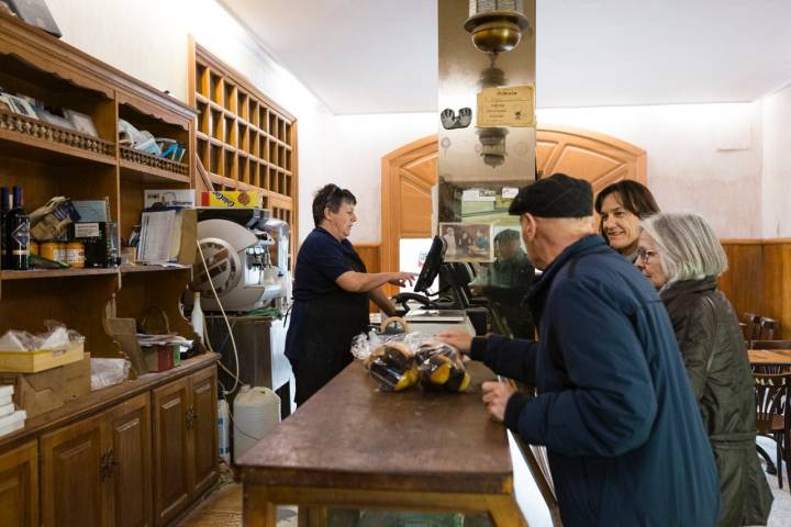 Clientes en el mostrador esperando su compra.