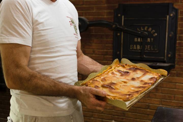 José Luis con un empanadico recién hecho.