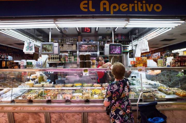 Las 'bombas', 'cohetes' y 'lagartos' te esperan en el puesto número 27-28 del Mercado de Villa de Vallecas.