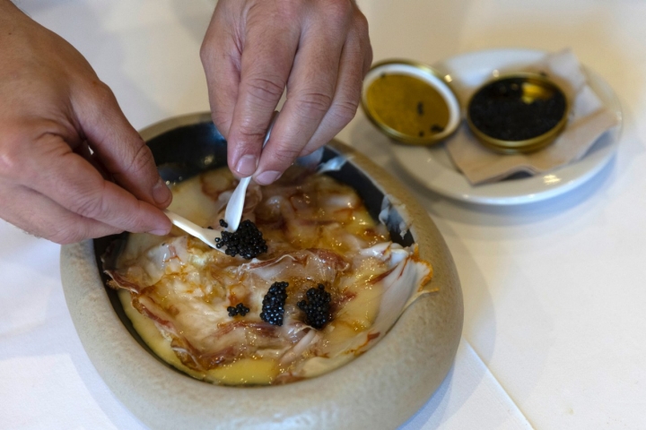 Parmentier de patata, huevos, tocino ibérico y caviar.