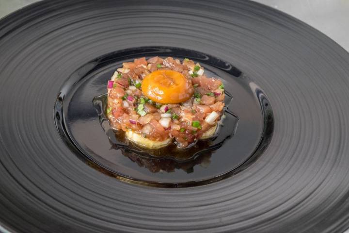 Tartar de atún sobre plátano caramelizado.