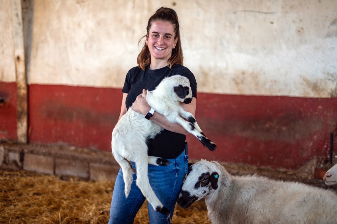 Marina Lázaro con un cordero en brazos.