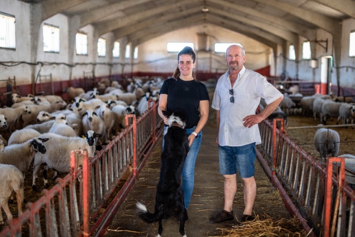 Marina Lazaro y su padre Vidal Lázaro en la nave donde cuidan a sus ovejas.