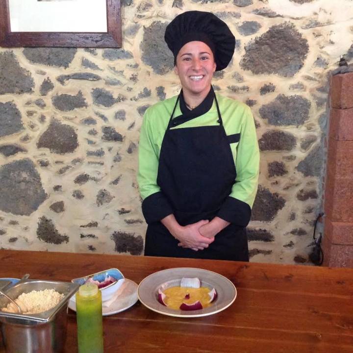 Cristina, especialista en cocina canaria, prepara el escaldón de gofio.