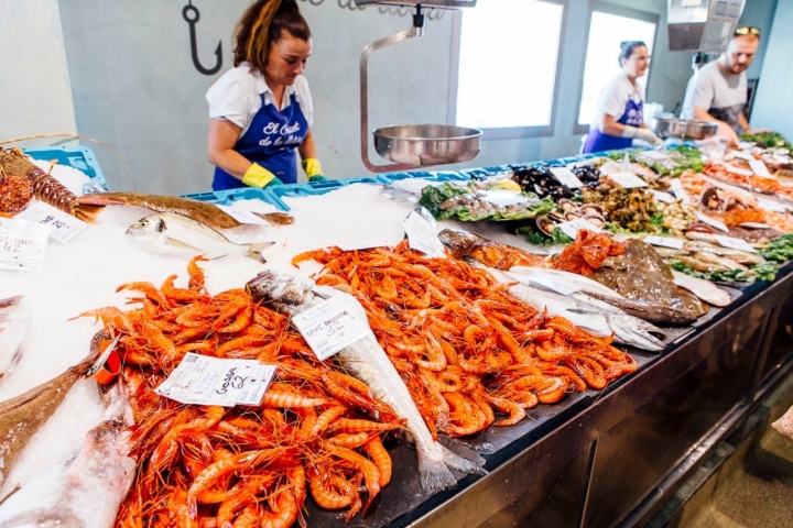 A principios de verano, el precio de la gamba 'grossa' ronda los 60 euros. A finales, duplica su valor en la pescadería.