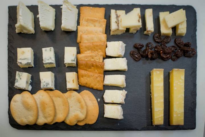 Raúl prepara tablas de queso al gusto de cada cliente, listas para tomar en pequeños bocados.