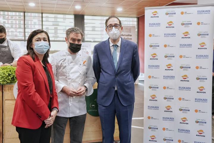 Josean Alija junto a Jesús María García de Cos, Viceconsejero de Turismo y Comercio; y Yolanda Díez, Concejala Delegada del Área de Salud y Consumo del Ayuntamiento de Bilbao.