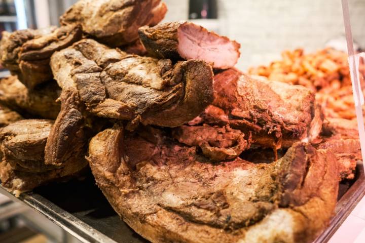 Los chicharrones en el puesto del Mercado Central.