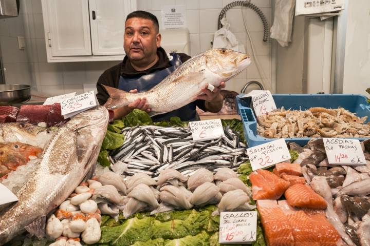 Luis Bautista en su puesto con un corvina.