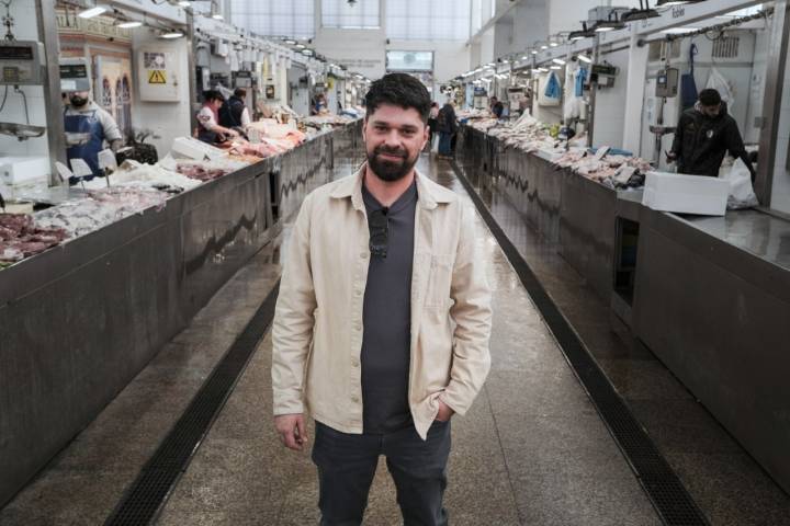 El chef Luis Callealta posa entre los puestos del mercado.