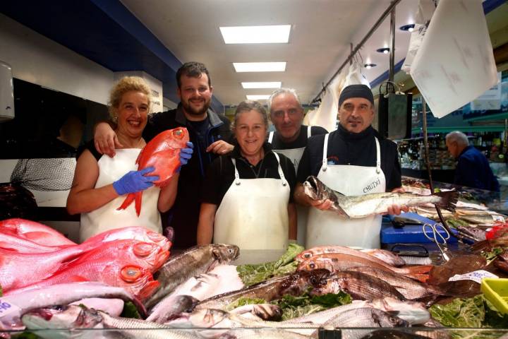 Sergio García (segundo por la izquierda) junto con su equipo de 'Pescados y Mariscos Luis'.