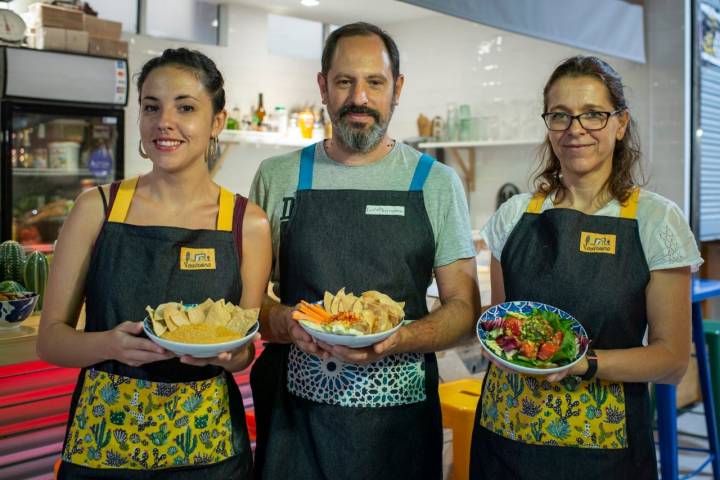 De izquierda a derecha: Laura, Fernando Mata y su socia Patricia García, de 'La Mercantina' y 'El Vegicano'.