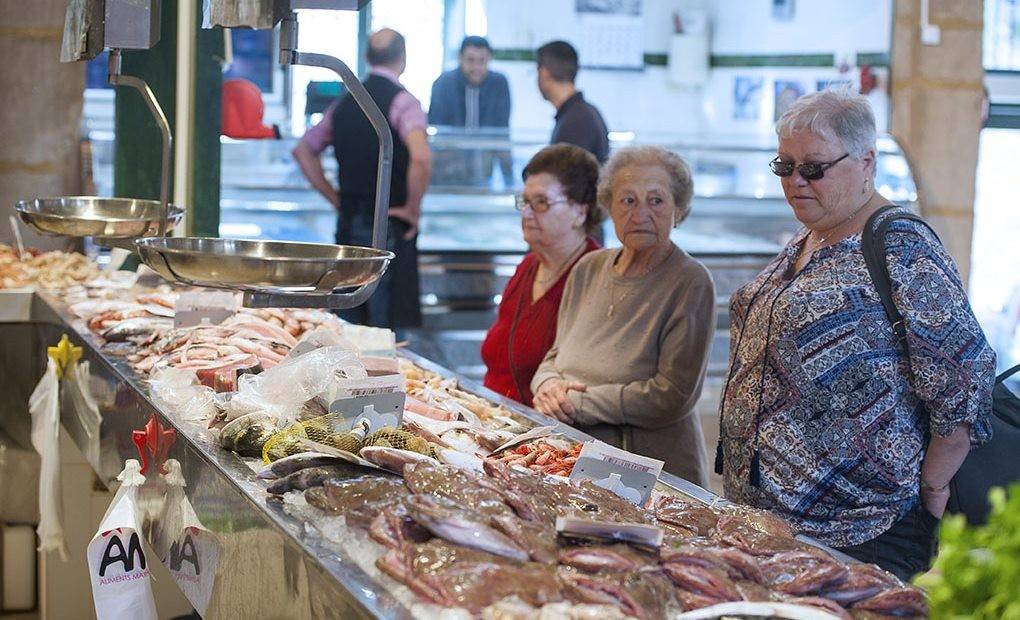 Una lista de la compra plagada de salazones, quesos, miel, mistela y pescado fresco de la lonja