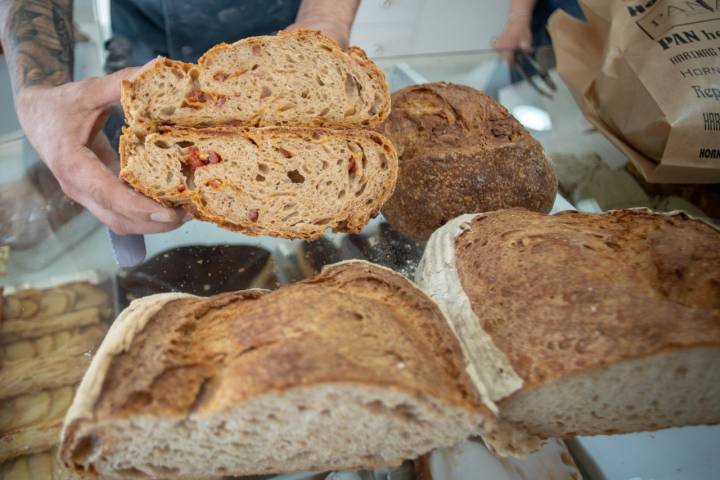 El sabor de los embutidos serranos en cada mordisco.