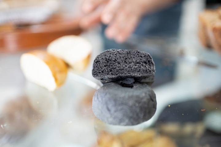 Pan bao con tinta de calamar. Panadería 'La Cremita', Chiclana de la Frontera