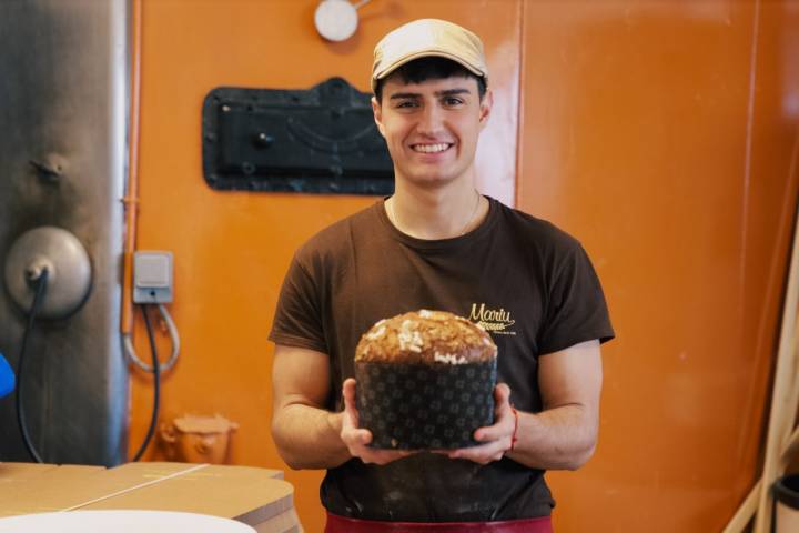 Santi Mariel sujetando uno de los panettones.