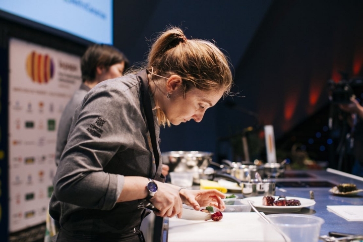 Lucía Freitas ('A Tafona', Santiago de Compostela) fue de las que se lanzó a cocinar papa en su II Foro Gastronómico.