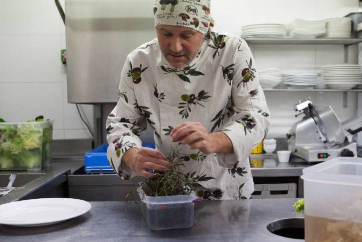 Santiago Cordón, cocinero y hortelano de Tudela en acción