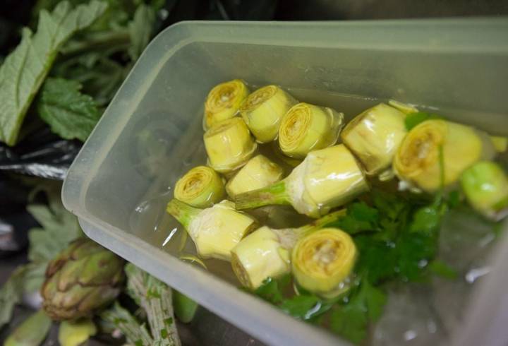 Alcachofas en agua con hielo y perejil