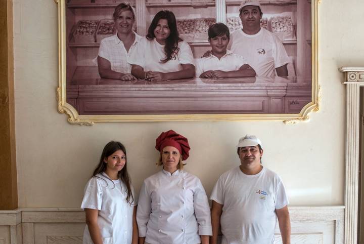 Lucía posa junto a sus padres, orgullosa