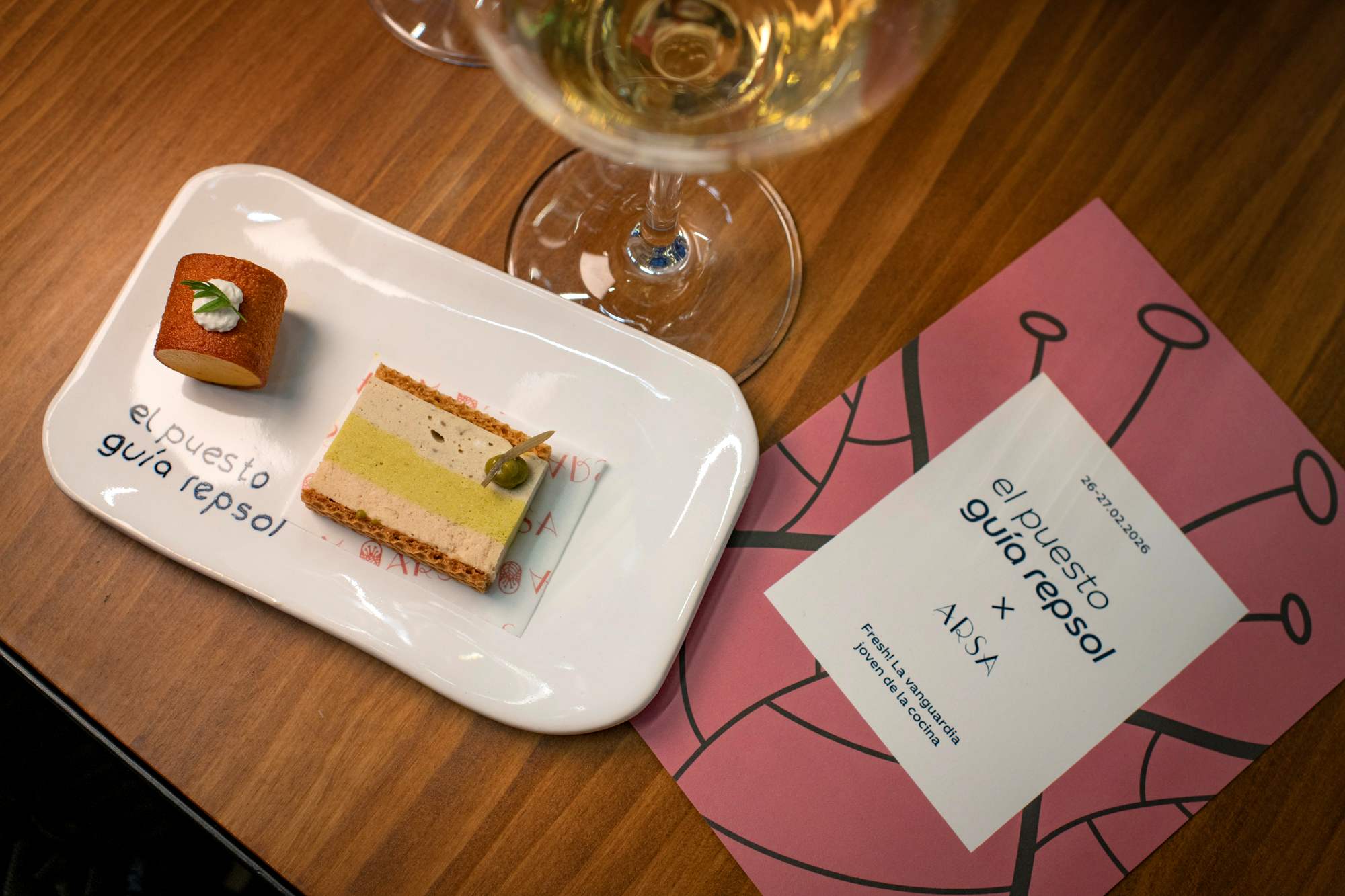 ¿Tapas o pinchos?Zanahoria aliña, nata agria y rábano picante.Corte helado de matrimonio riojano. 