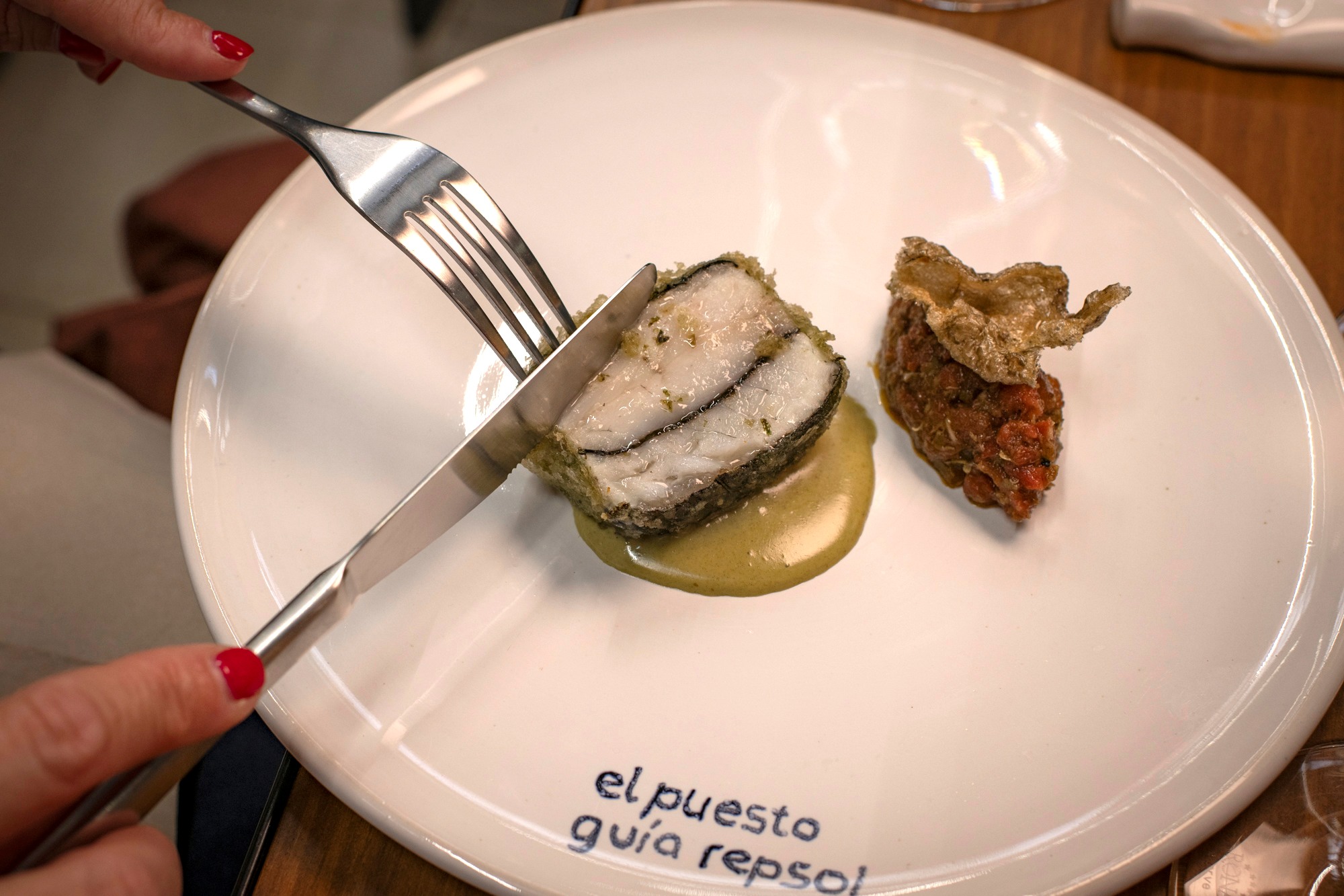 Rodaballo enterrinado frito.Pilpil de algas, tomate semiseco y aceituna negra.