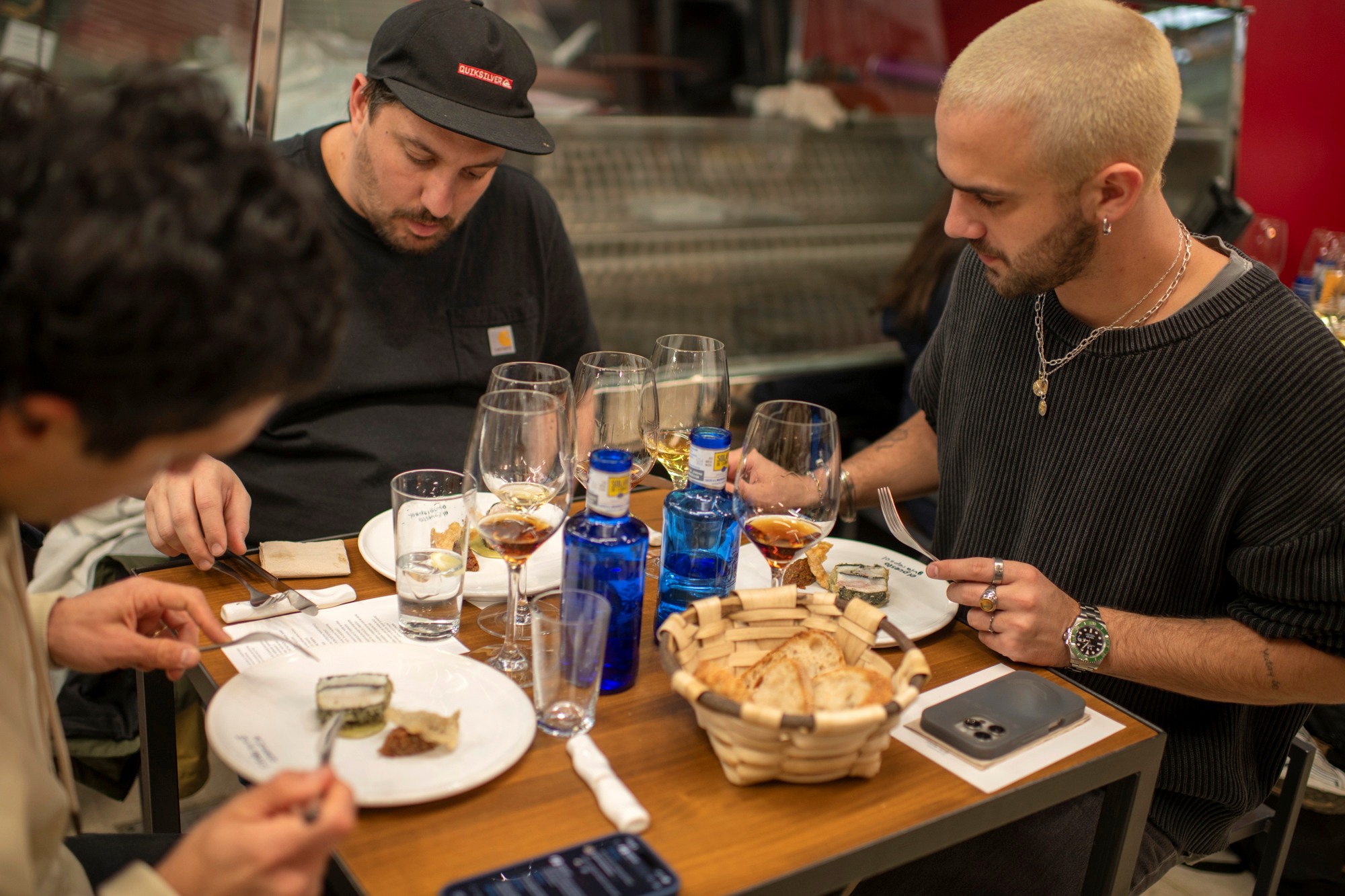 Rodaballo enterrinado frito.Pilpil de algas, tomate semiseco y aceituna negra.