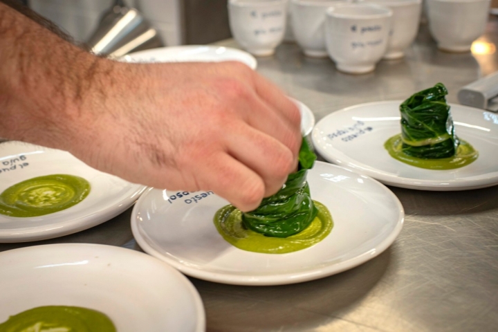 Plato de acelga hervida y majao en el pop-up Fresh! de Mesón Sabor Andaluz.