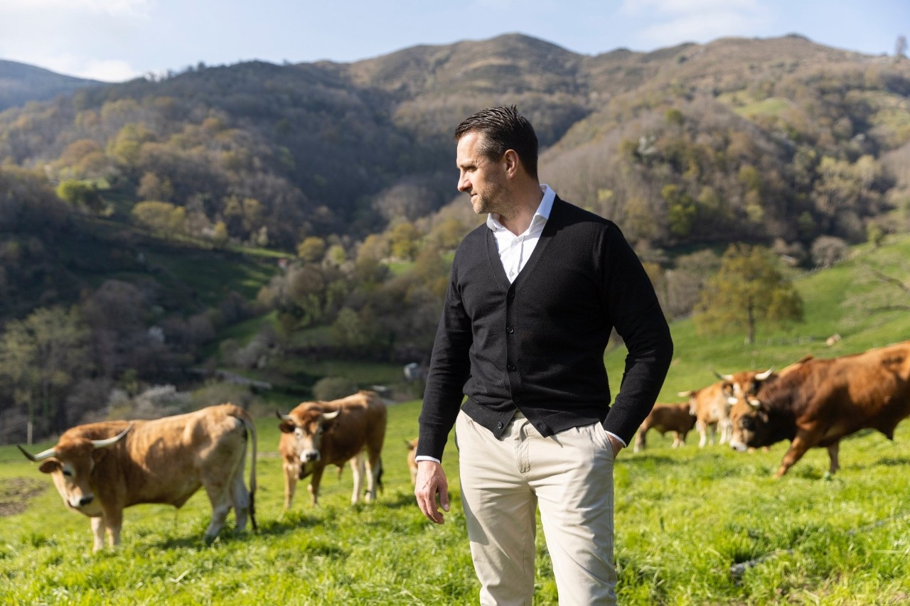 Iván Suárez rodeado de sus bueyes de Asturias