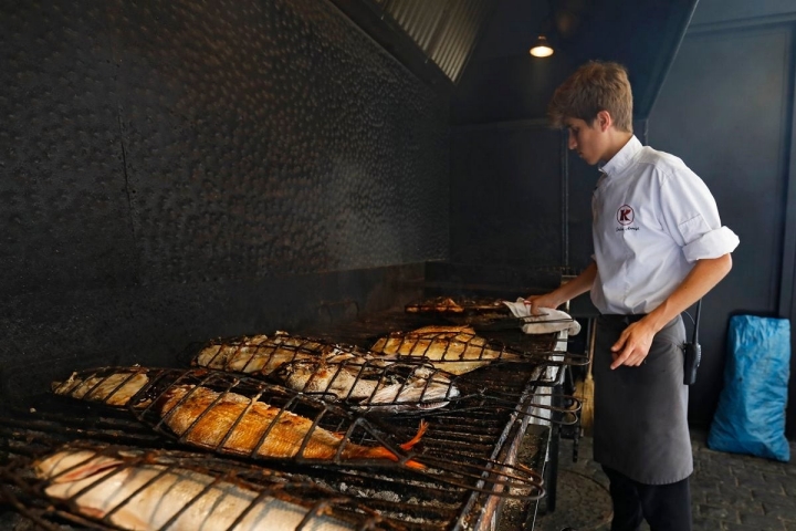 Ha llegado el momento del pescado plano. En la imagen: la parrilla de 'Kaia-Kaipe'. Foto: David Herranz.