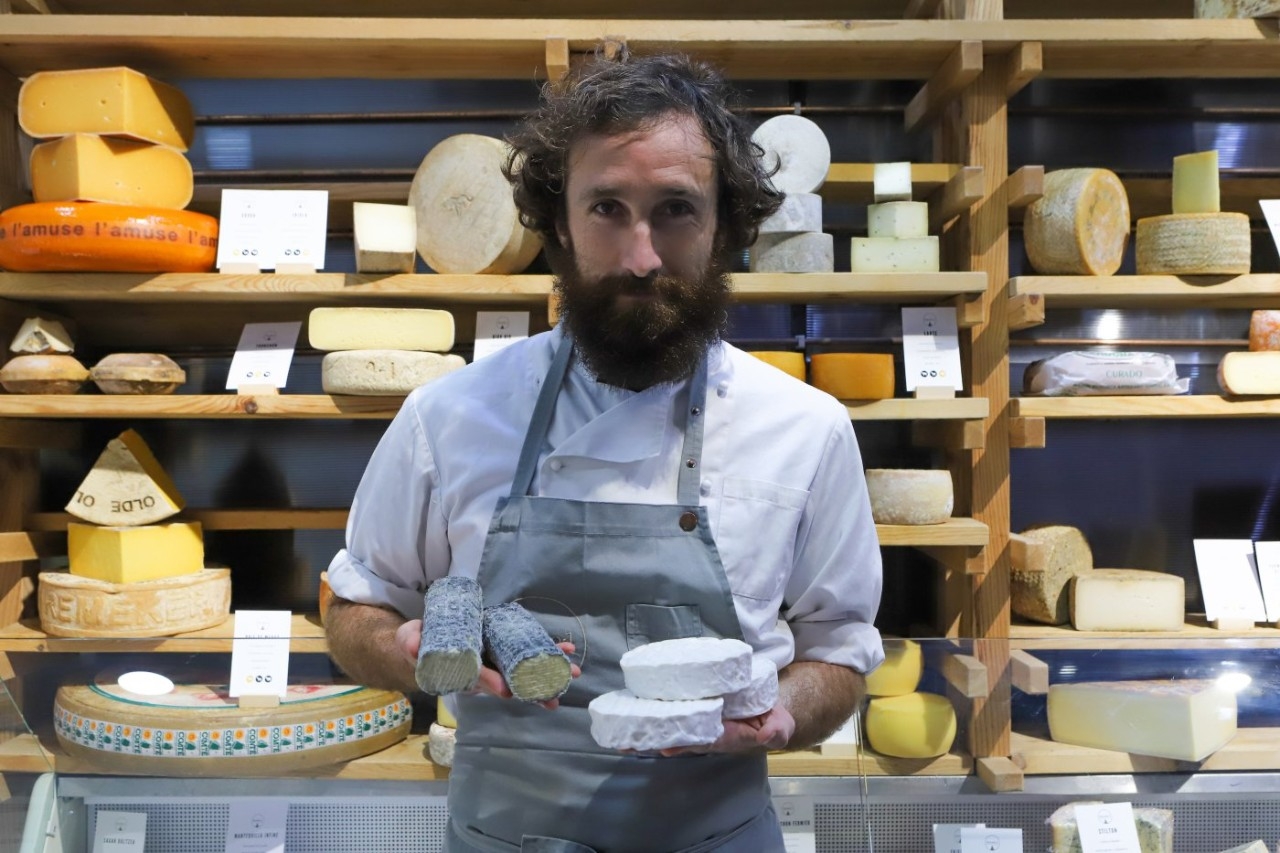 Todo un universo quesero en una pequeña tienda de Donosti