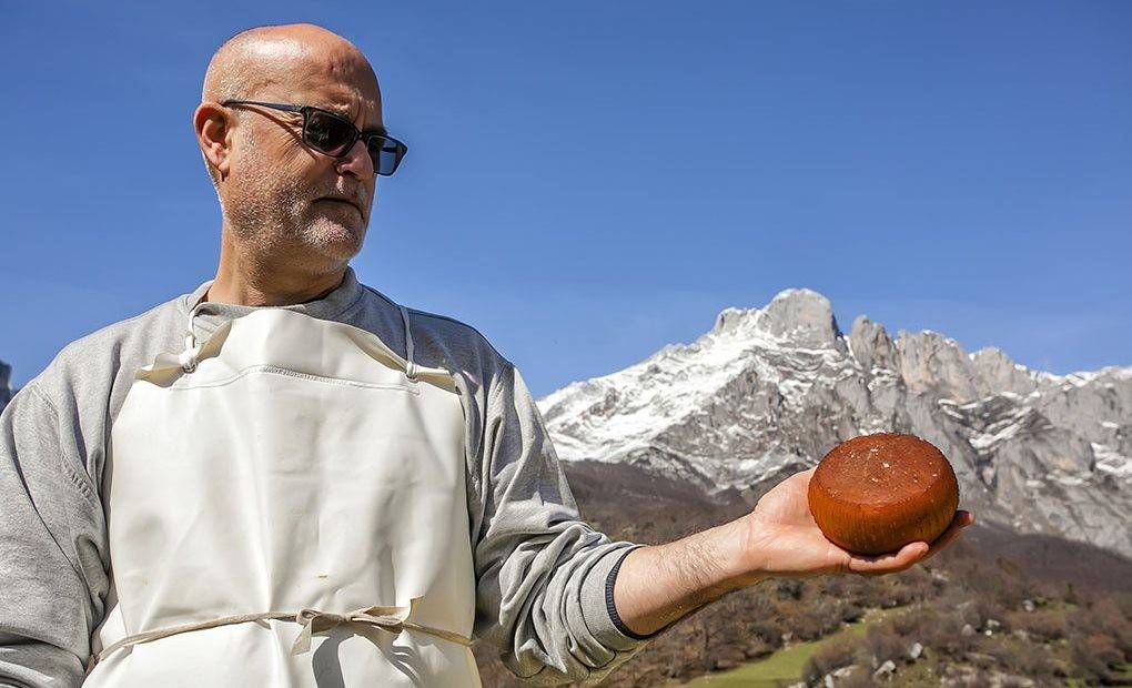 Antonio Sánchez con su Quesuco de Pido frente a la Peña Remoña.