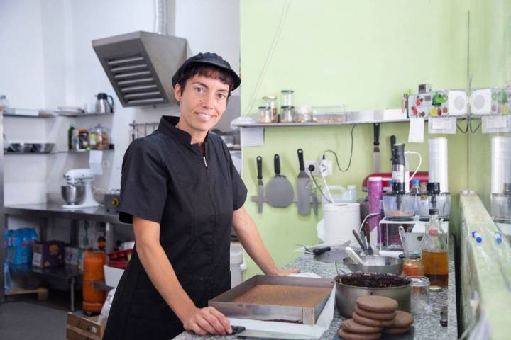 Eva en el obrador, terminando uno de los dulces macrobióticos.