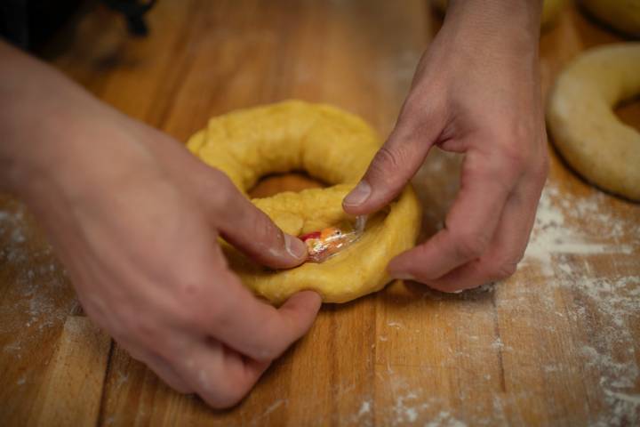 Moldeando el roscón de Reyes con la figurita.