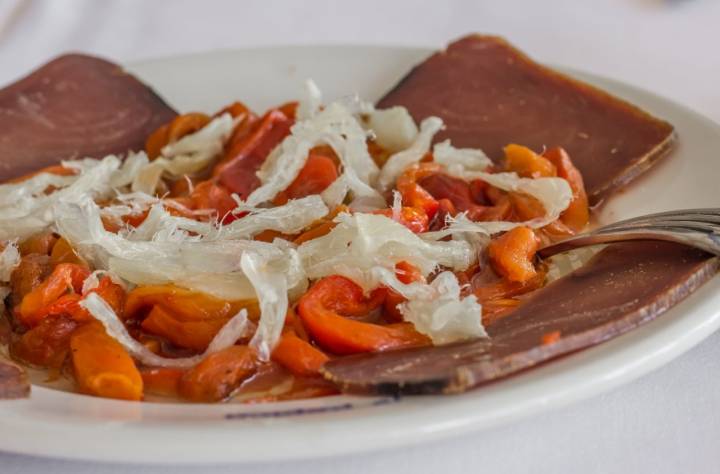 Mojama de atún, bacalao y pimiento rojo asado. Foto: Shutterstock