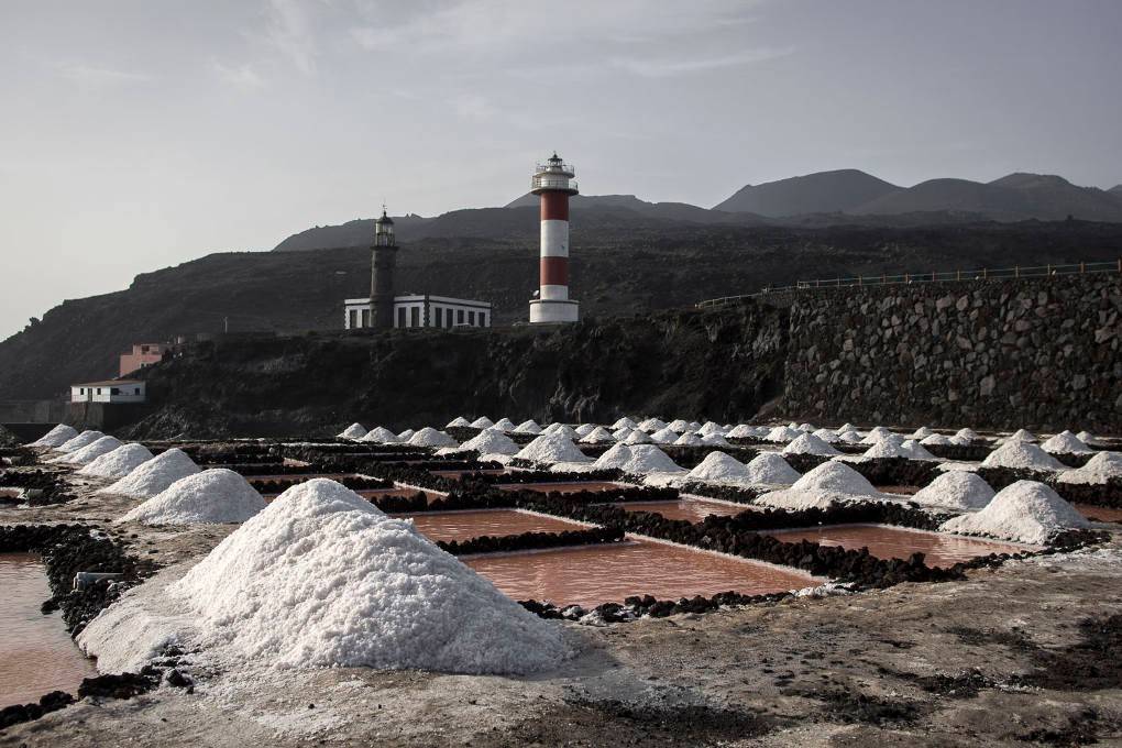 Las salinas de Fuencaliente, artesanales, ecológicas y con un paisaje para no perdérselo