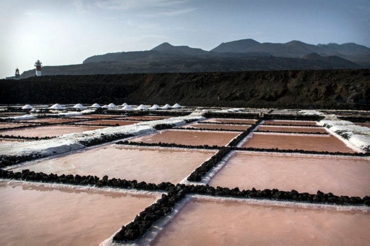 El volcán Teneguía vigila las salinas de Fuencaliente.