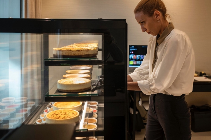 Preparando el escaparate de la tienda de las Rozas.
