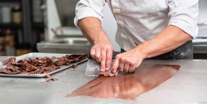 Trabajo del chocolatero en el obrador