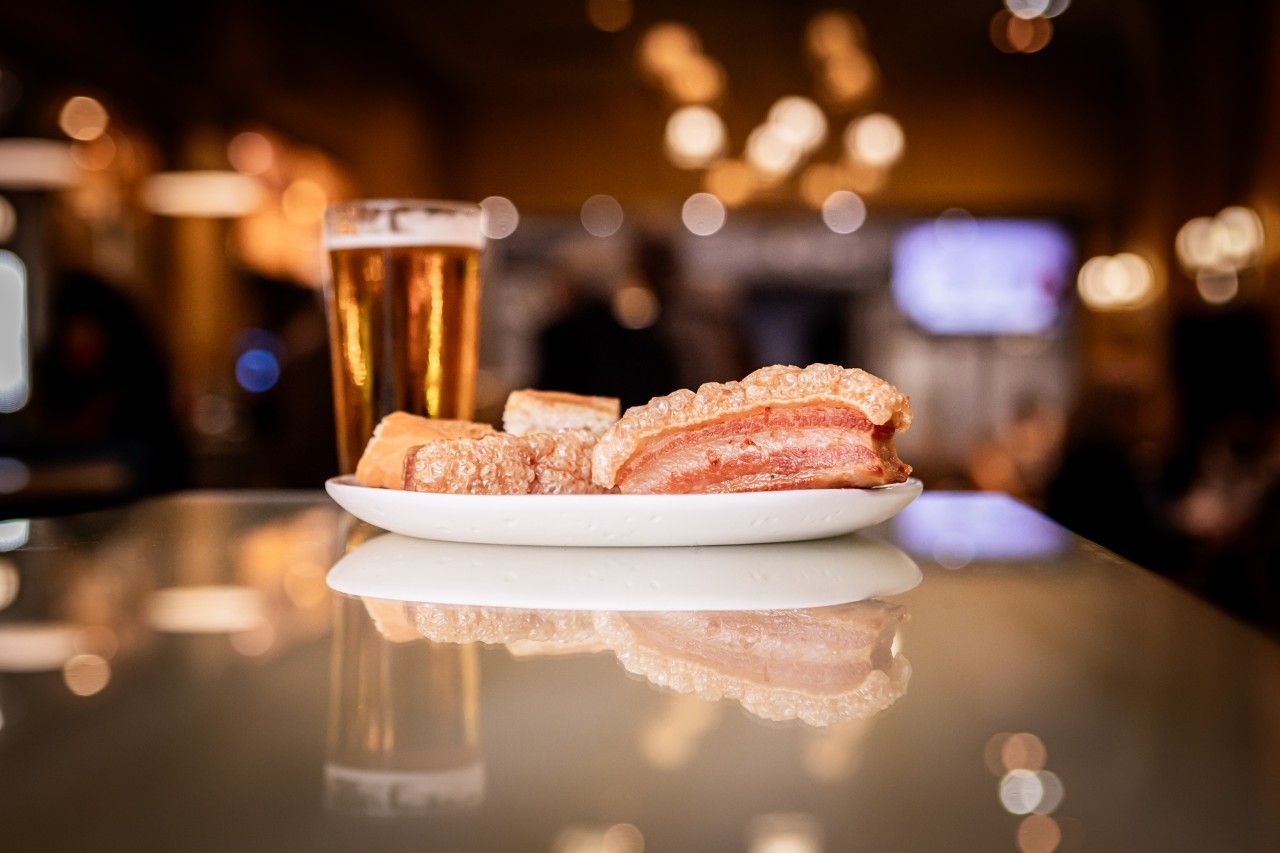 Con un trozo de pan y una caña de cerveza, la manera más habitual de consumir torrezno.