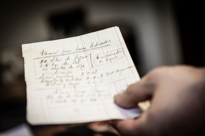 Los hermanos Rebollar conservan las recetas manuscritas de su padre.